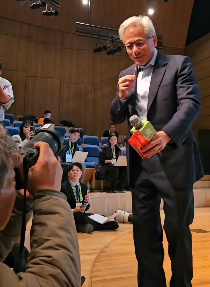 빼빼로 먹는 젠슨황 부녀 | 인스티즈