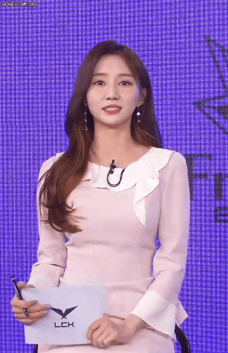 LCK 분석데스크 꽃사슴누나 윤수빈 아나운서.gif | 인스티즈