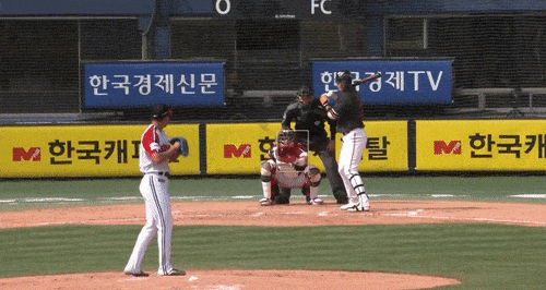 몸에 맞는 볼이 나오자 살인예고.gif | 인스티즈