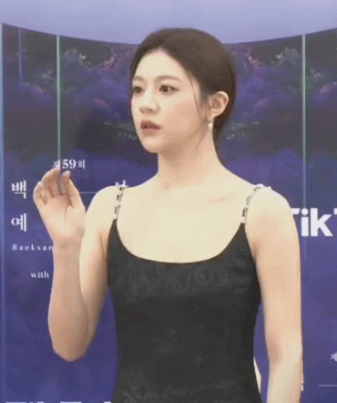 누가봐도 긴장해서 굳어버린 배우 고윤정 ㅋㅋㅋㅋ.jpgif | 인스티즈