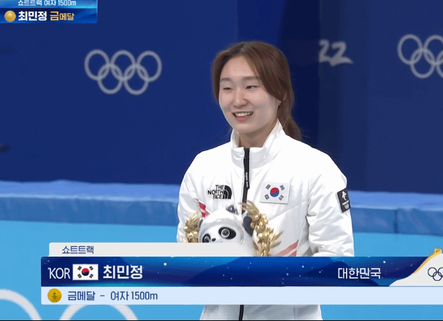 시상대 가장 높은 자리에 올라서는 최민정.gif | 인스티즈
