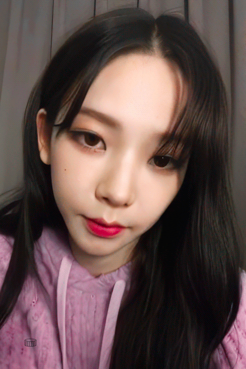 인스타 라이브하는 카리나.gif | 인스티즈