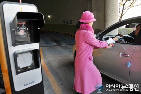 백화점 주차요원 복장보고 민원걸었습니다.jpg | 인스티즈