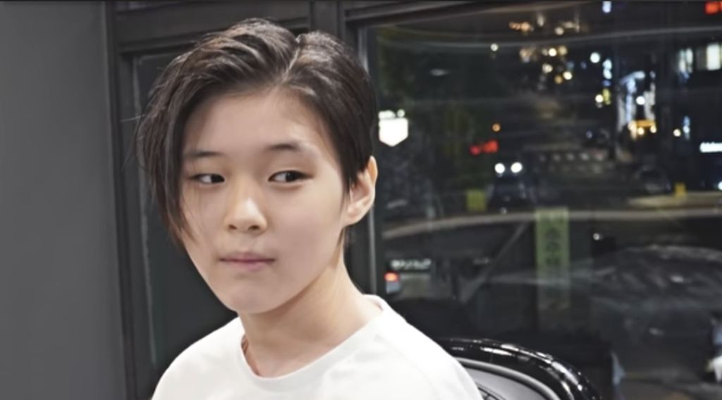 졸업사진 촬영 전날 바버샵에서 머리자른 여자아이 - 웃긴자료 ‥‥‥‥‥、 - 도탁스 (DOTAX) 졸업사진 촬영 전날 바버샵에서 머리자른 여자아이