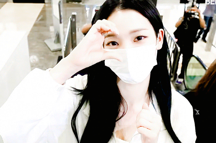 여권대조 때문에 마스크 벗는 카리나.gif | 인스티즈