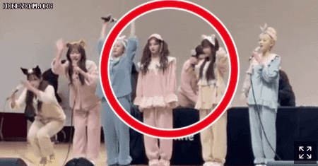 장난인거 처럼 행동하며 슬쩍 절안하는 중국 아이돌 | 인스티즈