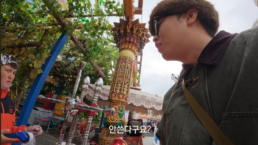 저렴한 가격에 전통의상을 사고 좋아한 여행유튜버 | 인스티즈