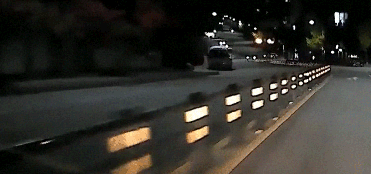 좌회전하려고 1차선 가는데 역주행중인 킥보드 2대.gif | 인스티즈