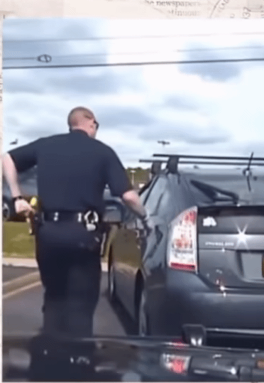 미국 경찰이 검문할 때 차에 손대는 이유.jpg | 인스티즈