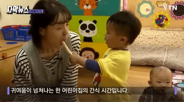 이거 없으면 큰일날 정도로 애기들이 환장하는 과자...gif | 인스티즈