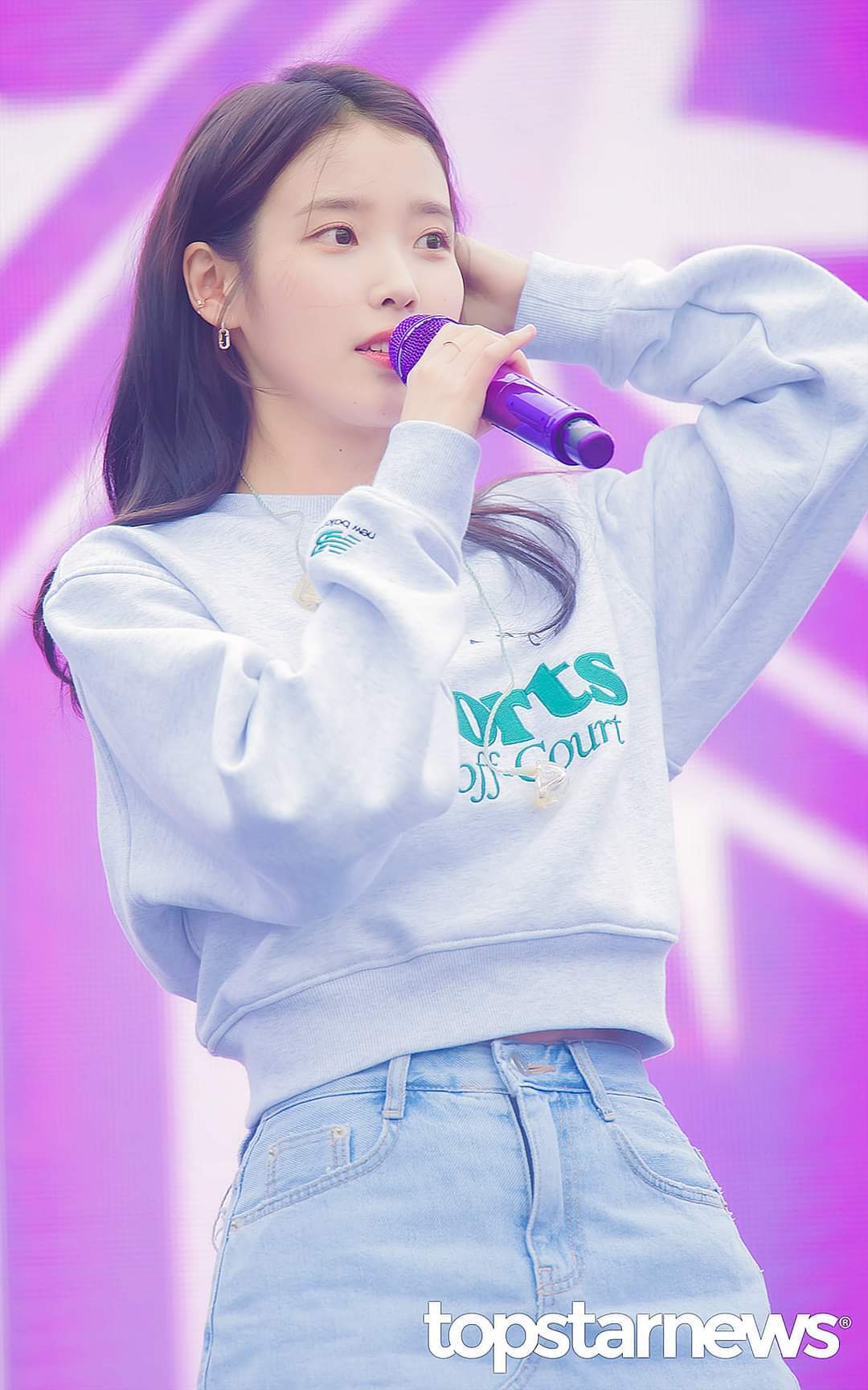 오랜만에 보라색 마이크들고 행사뛴 오늘자 아이유 .jpg | 인스티즈