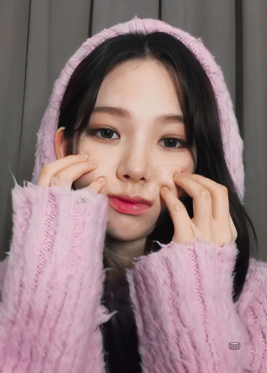 인스타 라이브하는 카리나.gif | 인스티즈