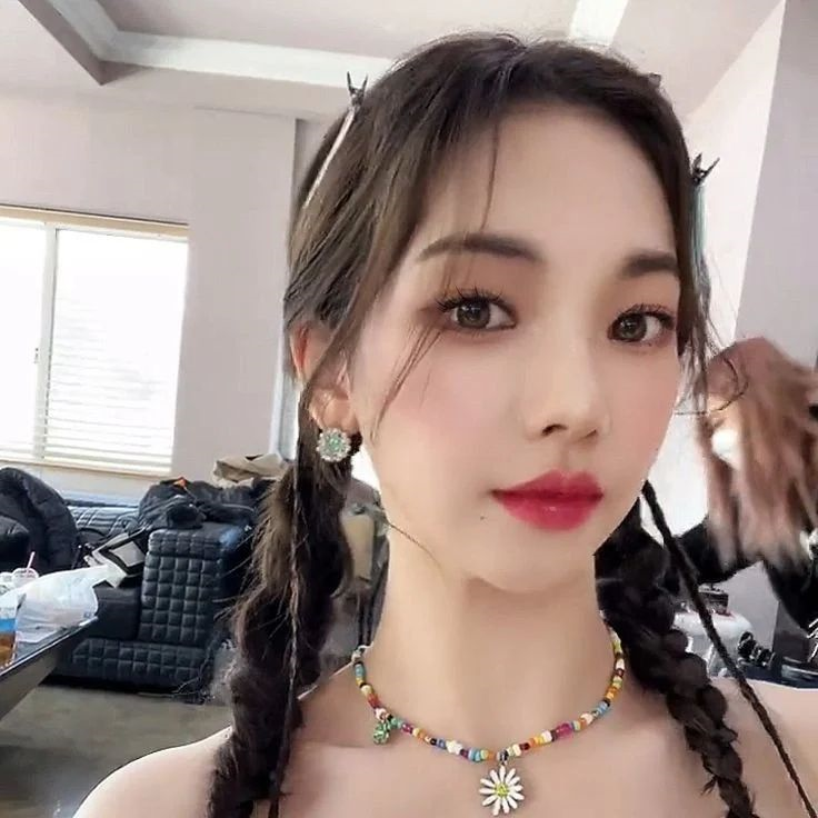 메이크업 받는 카리나 | 인스티즈