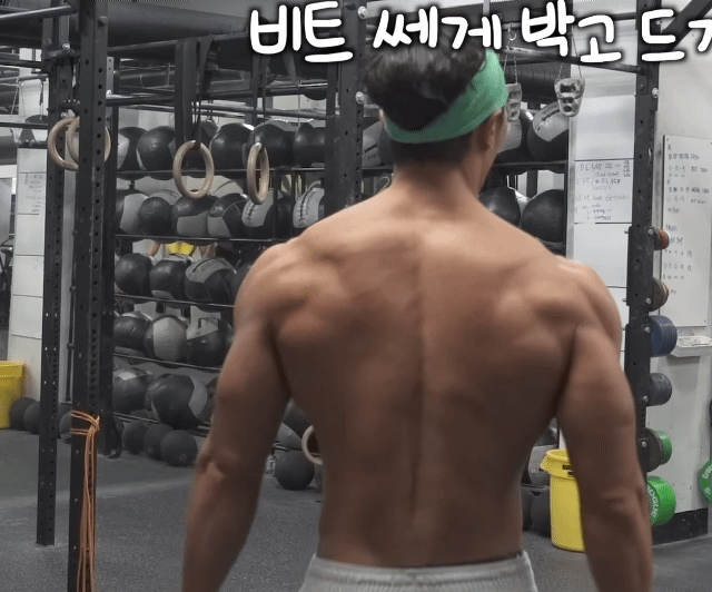 식단 빡세게 안한다는 운동 유튜버 까로의 몸매.jpgif | 인스티즈