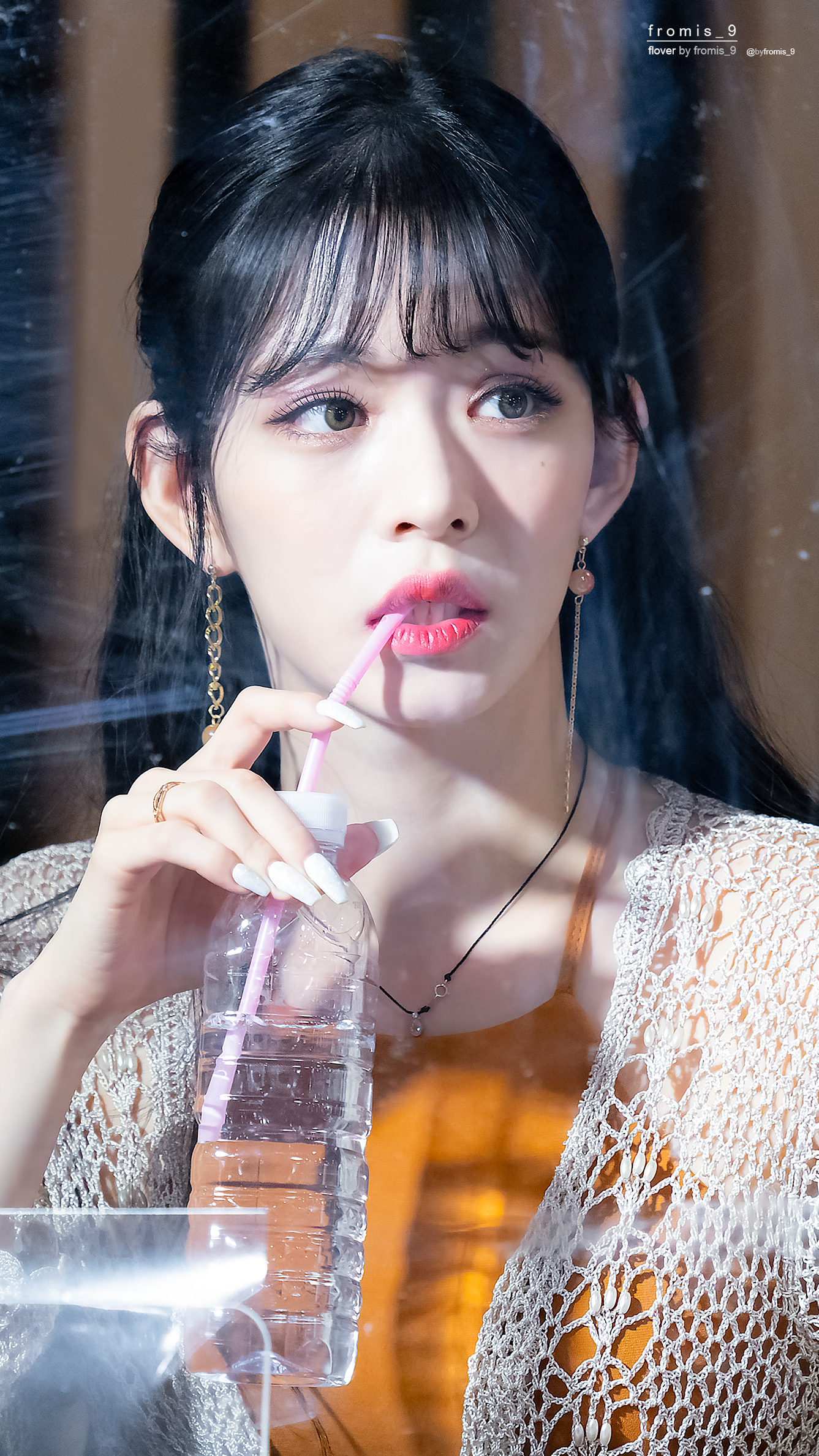 여자 손바닥 만한 프로미스나인 이채영 허리 