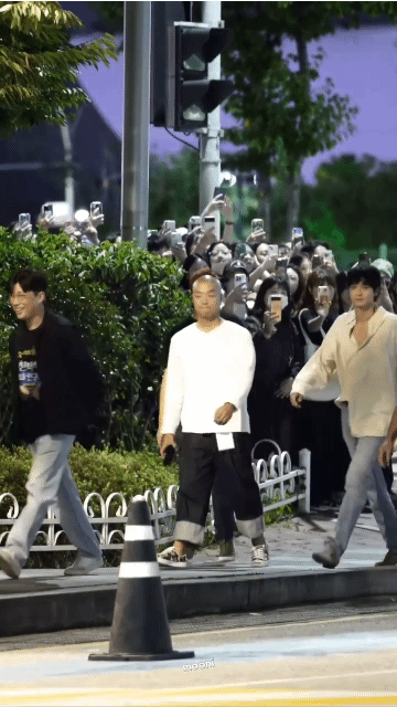 그냥 길거리 걸어가는 강동원 .gif | 인스티즈