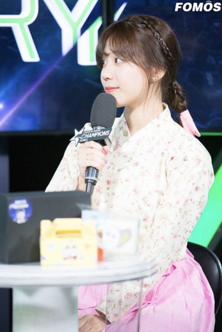 롤드컵 커여운 박지선 통역.jpgif | 인스티즈