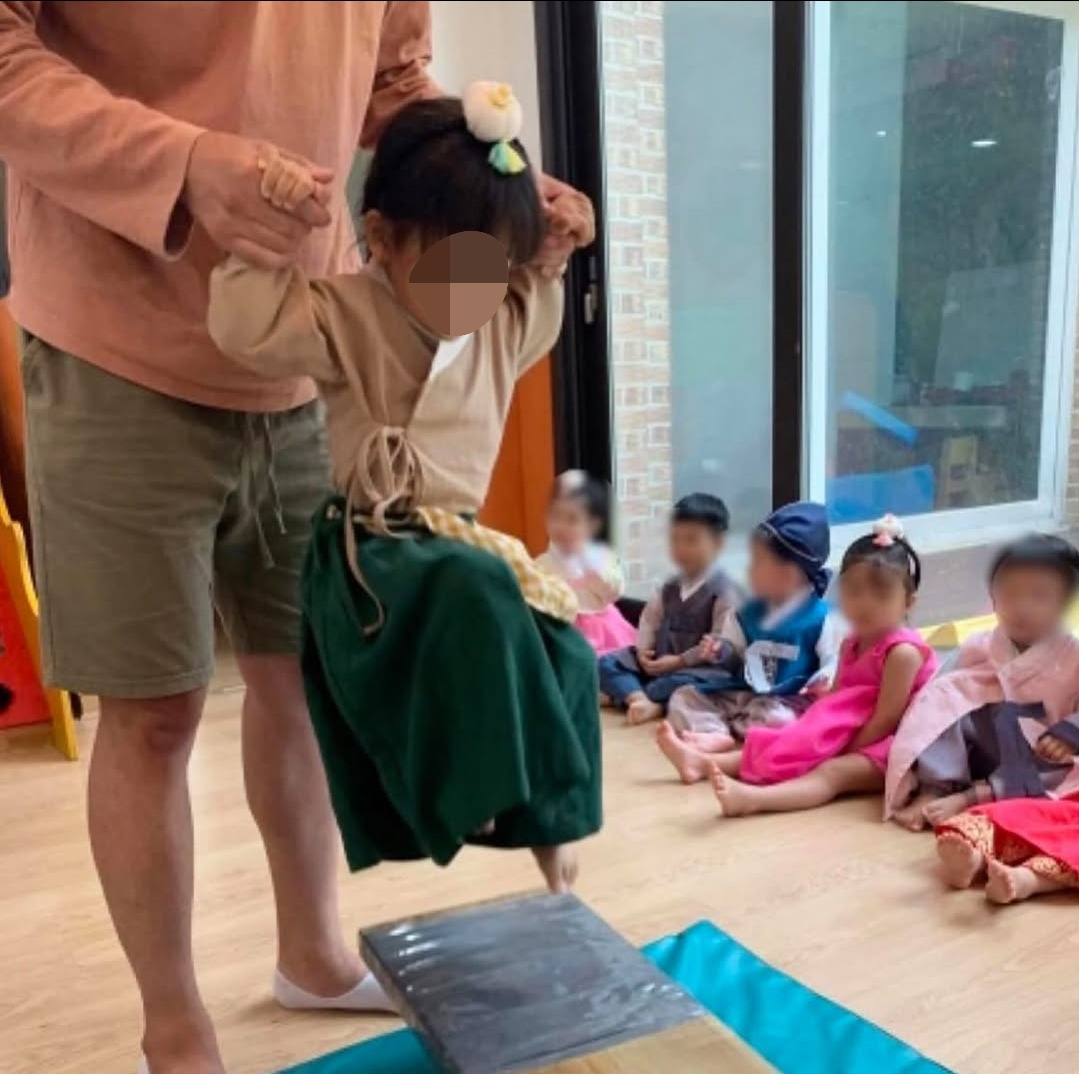 유치원 한복행사에 생활한복을 입히면 안되는 이유.jpg | 인스티즈