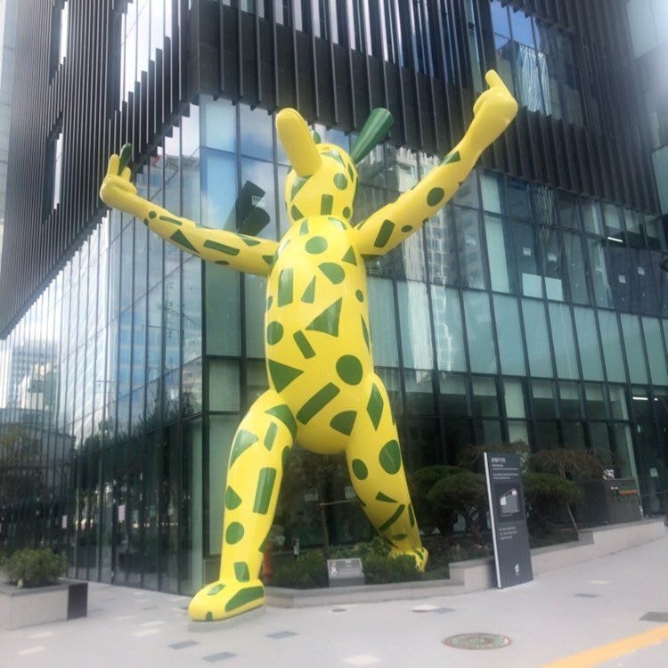 을지로에서 쌍 날리는 동상 | 인스티즈