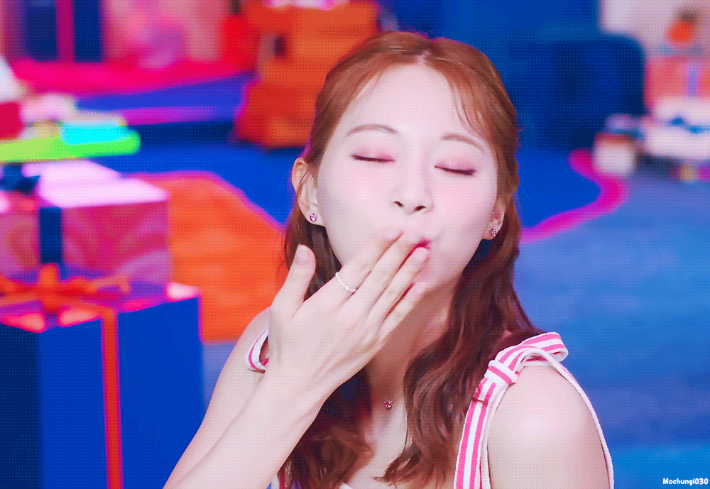 시작하자마자 채영이 캐리하는 트와이스 신곡뮤비.gif | 인스티즈