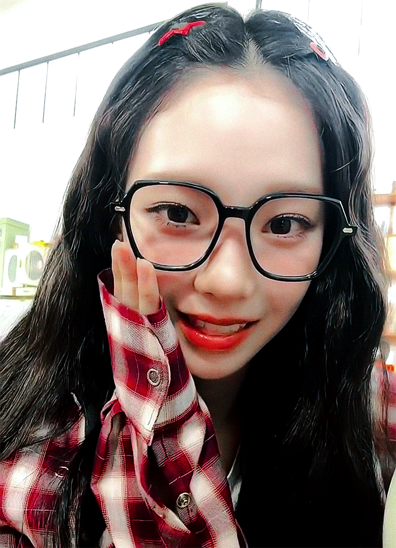 뿔테 안경 너드녀 컨셉 카리나.mp4jpgif | 인스티즈