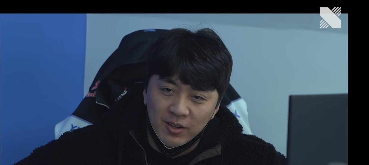 이 시각 마냥 웃지만은 못 하는 한 사람 | 인스티즈