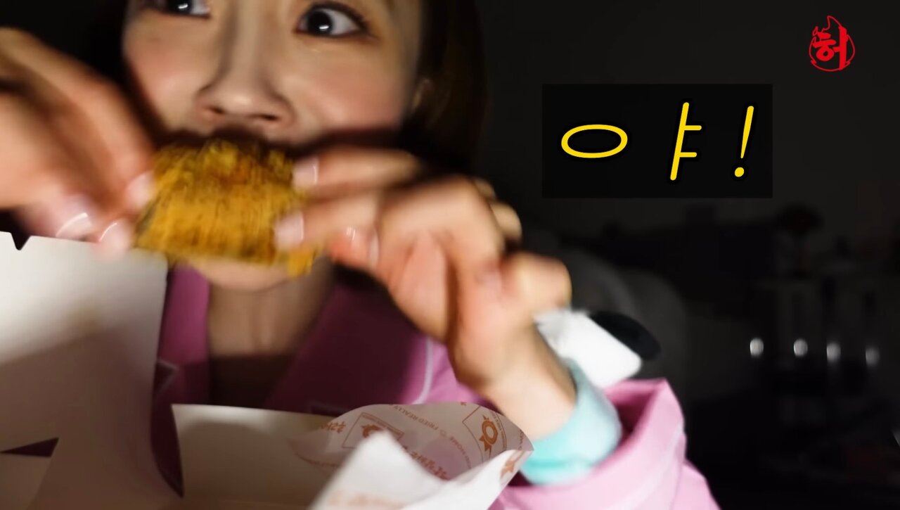 친언니 방에서 몰래 치킨 먹기 시도하는 허영지 | 인스티즈