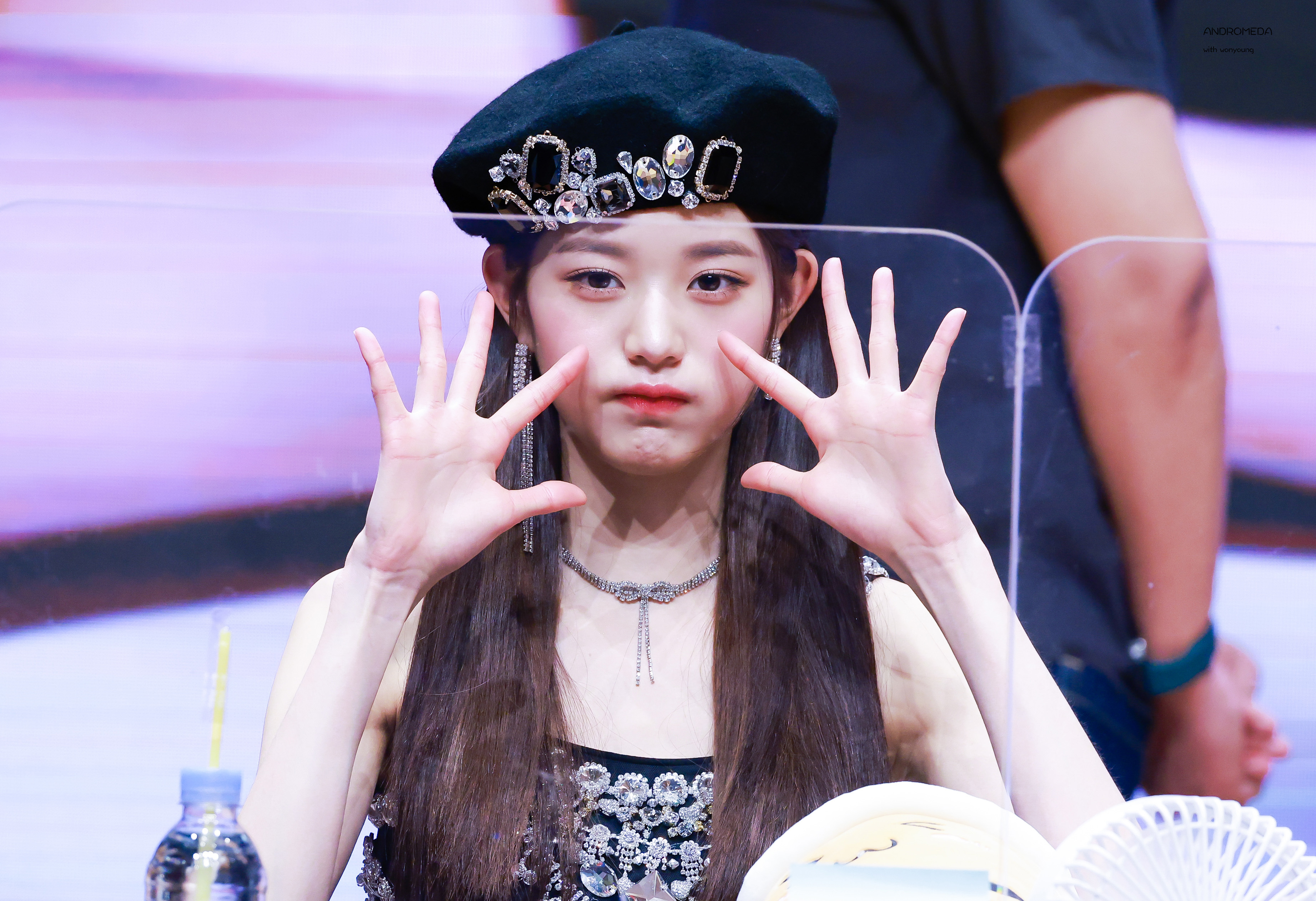 팬들 사이에서 비주얼 난리난 베레모 쓴 아이브 장원영.jpgif | 인스티즈
