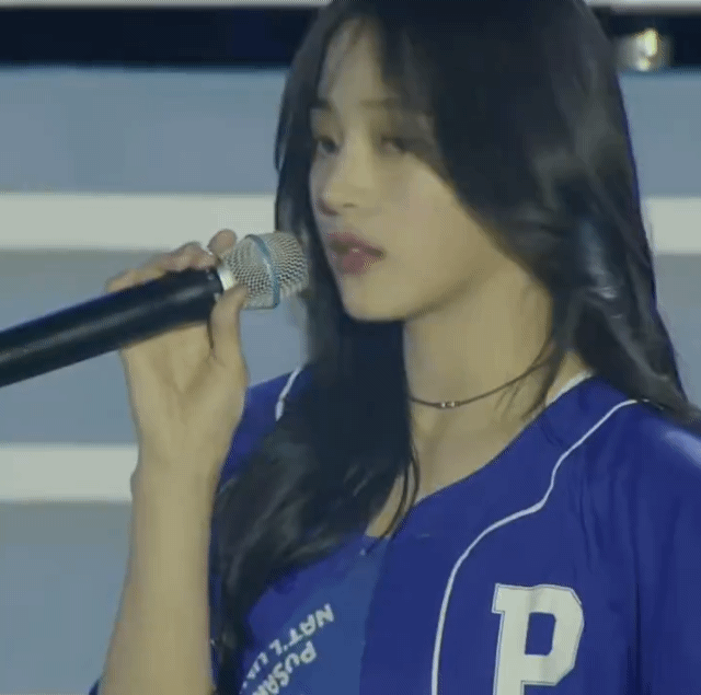 다른 각도에서 찍힌 뉴진스 민지 제구력 .gif | 인스티즈
