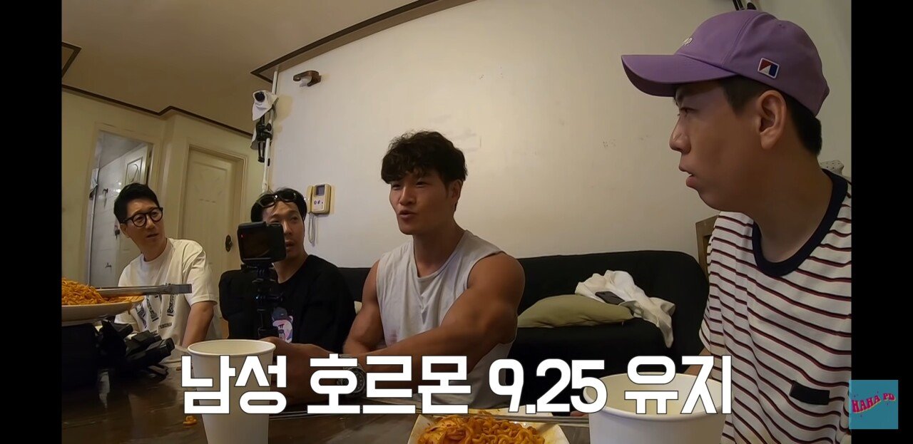 유튜버각 보고 있는 김종국 | 인스티즈