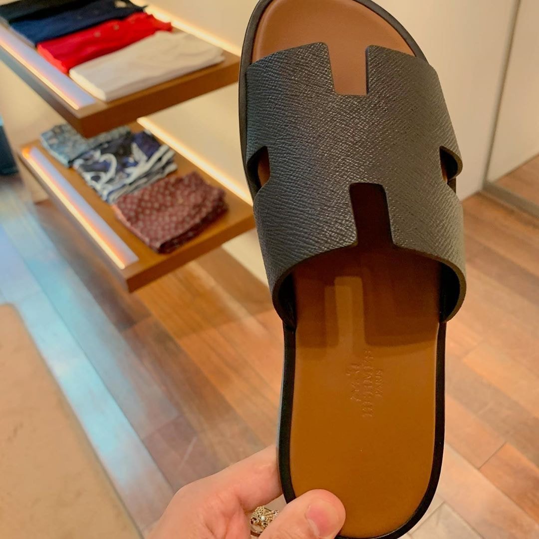 가격이 만만해서(?) 인기 많다는 에르메스 슬리퍼...jpg | 인스티즈