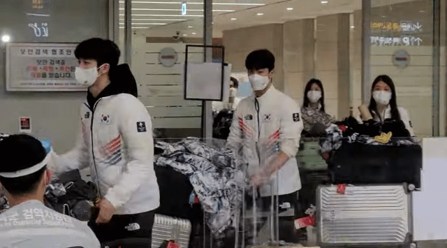 혼자 메달 목에걸고 입국하는 곽윤기 | 인스티즈