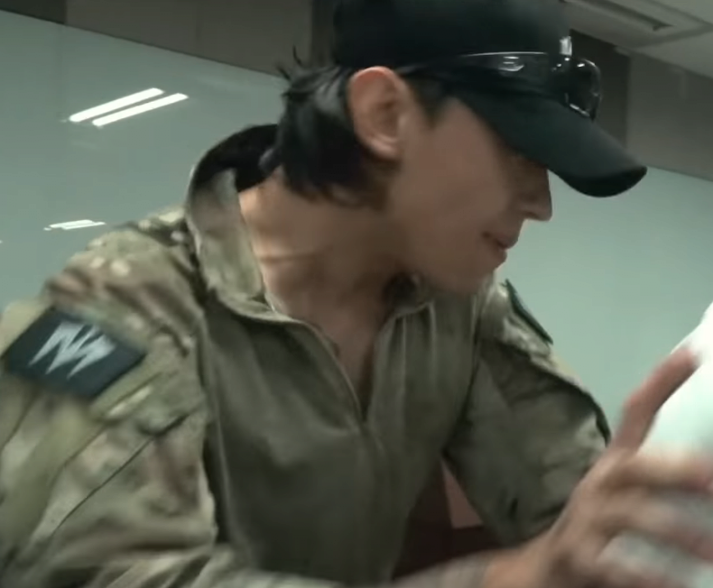 가짜사나이2 예고편 머리 긴 교관으로 추측되는 인물 | 인스티즈