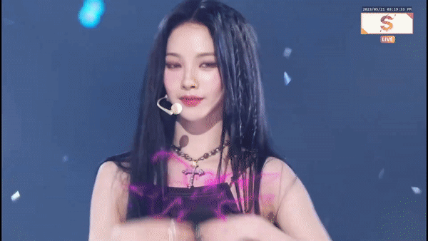 오늘자 인기가요 흑발로 돌아온 카리나.gif | 인스티즈