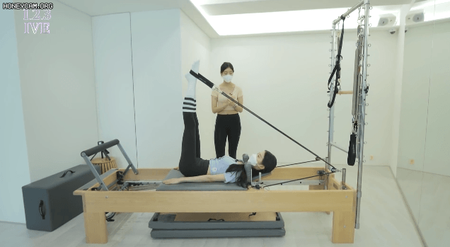 필라테스 수업 받는 아이브 장원영, 안유진.jpgif | 인스티즈