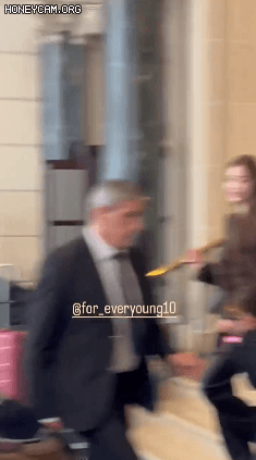 파리에서 만난 팬들에게 사인해주는 아이브 장원영 | 인스티즈