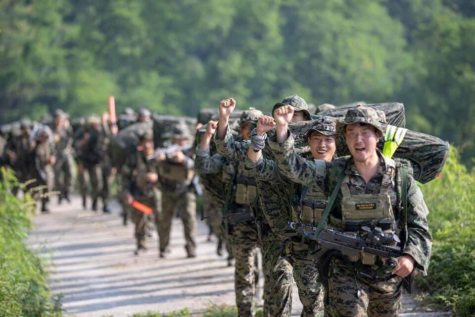 군필자들 PTSD 오는 완전 군장 행군.jpgif | 인스티즈