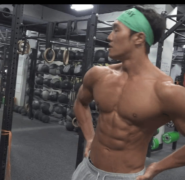 식단 빡세게 안한다는 운동 유튜버 까로의 몸매.jpgif | 인스티즈