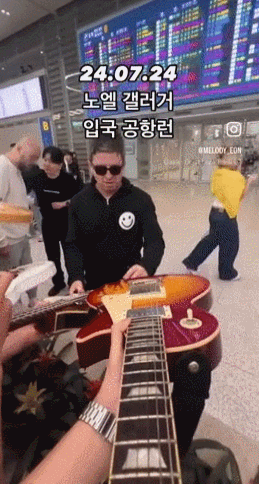 성의있게 싸인해주는 락스타.gif | 인스티즈