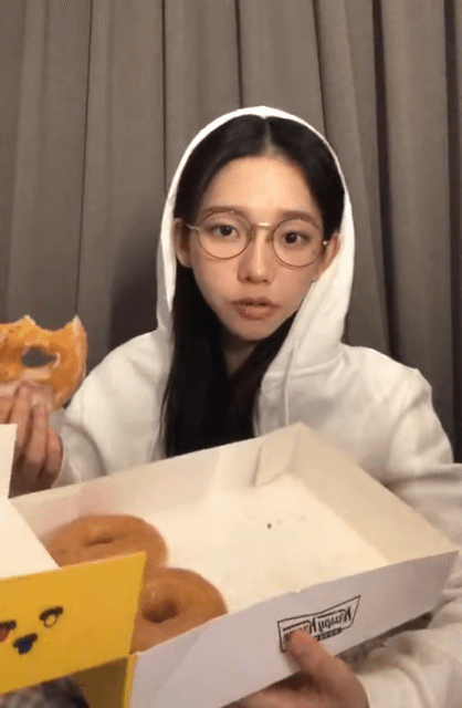 크리스피 도넛 먹는 카리나.gif | 인스티즈