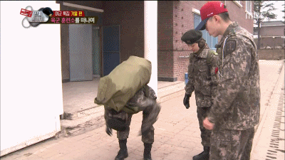 전투화 끈 S급으로 묶는 군인.gif | 인스티즈