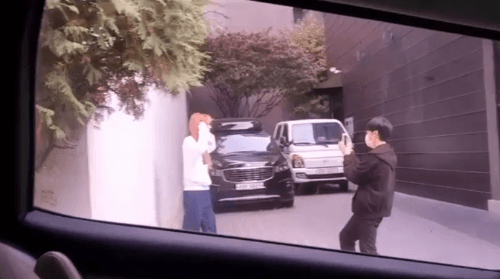수정이 사진 찍어주면서 예술혼 불태우는 러블리즈 매니저.jpgif | 인스티즈