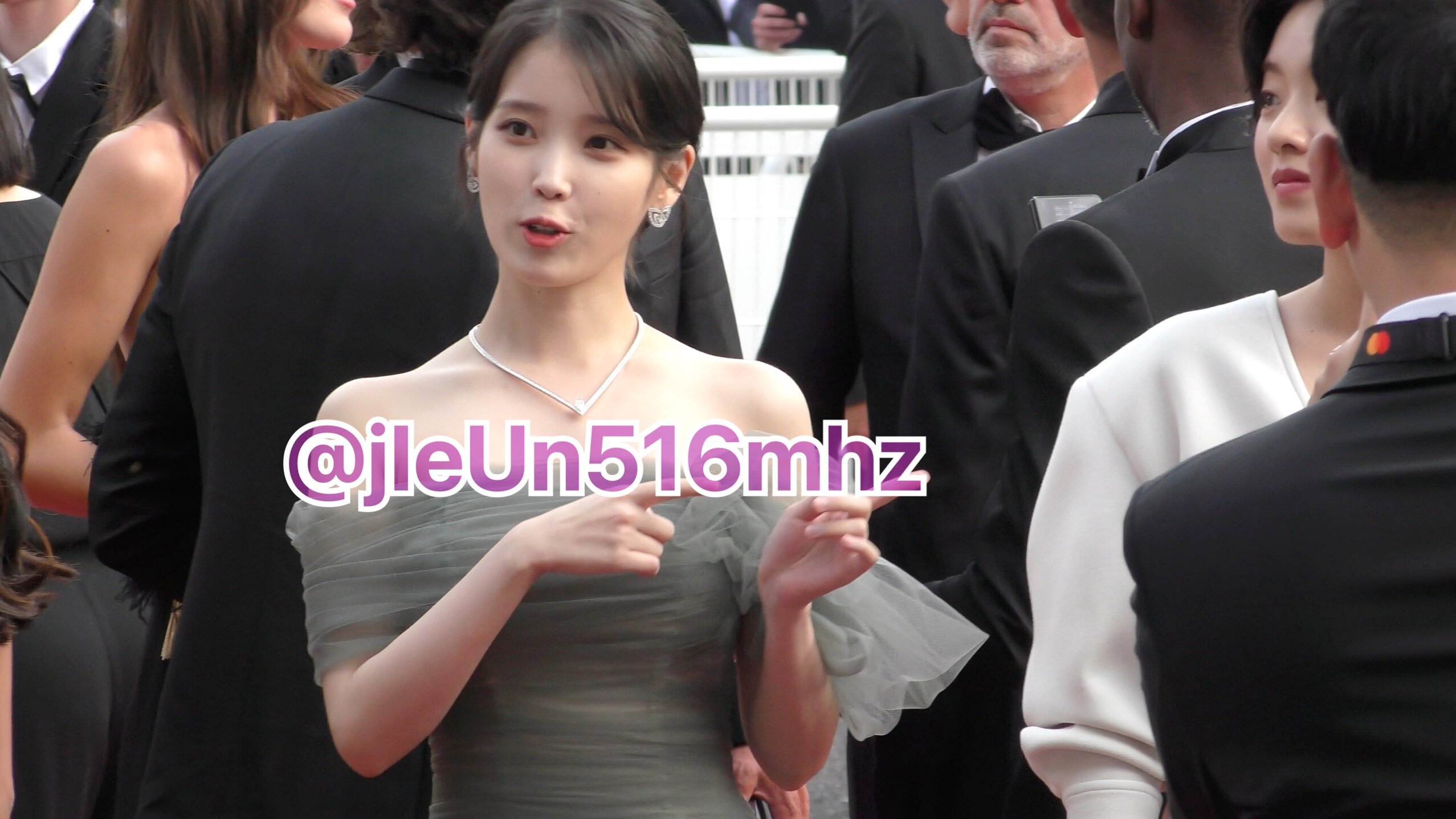 칸 영화제에서 팬 만난 아이유 | 인스티즈