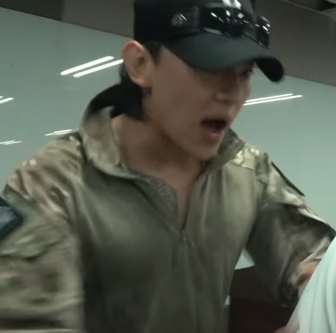 가짜사나이2 예고편 머리 긴 교관으로 추측되는 인물 | 인스티즈