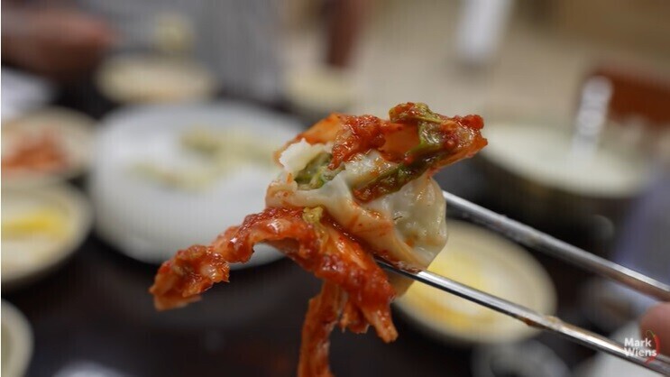 김치+만두 조합을 경험한 해외 유튜버.jpg | 인스티즈