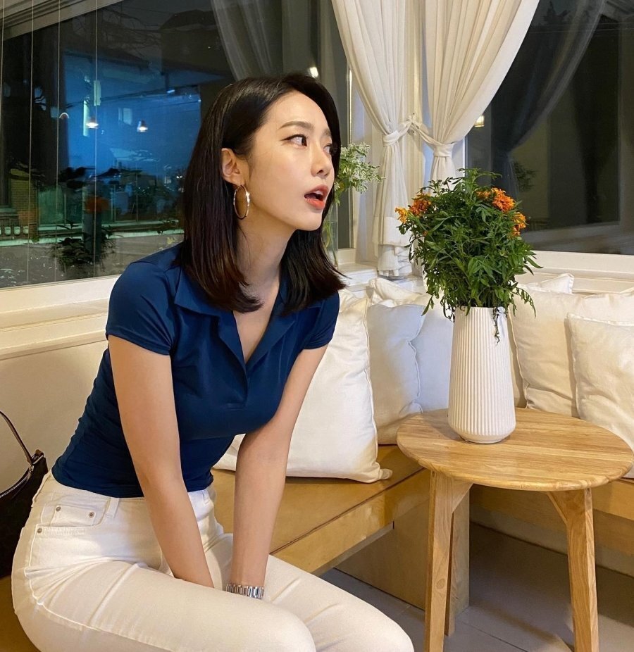 아나운서랑 사진찍는 조규성 | 인스티즈