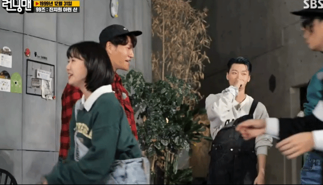 요즘 애들 패션에 놀란 송지효.gif | 인스티즈