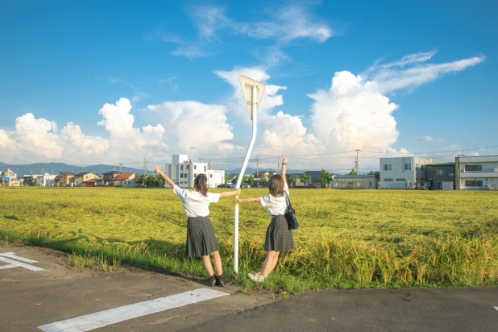 애니메이션 배경풍 사진 찍는 일본 여고생들 | 인스티즈