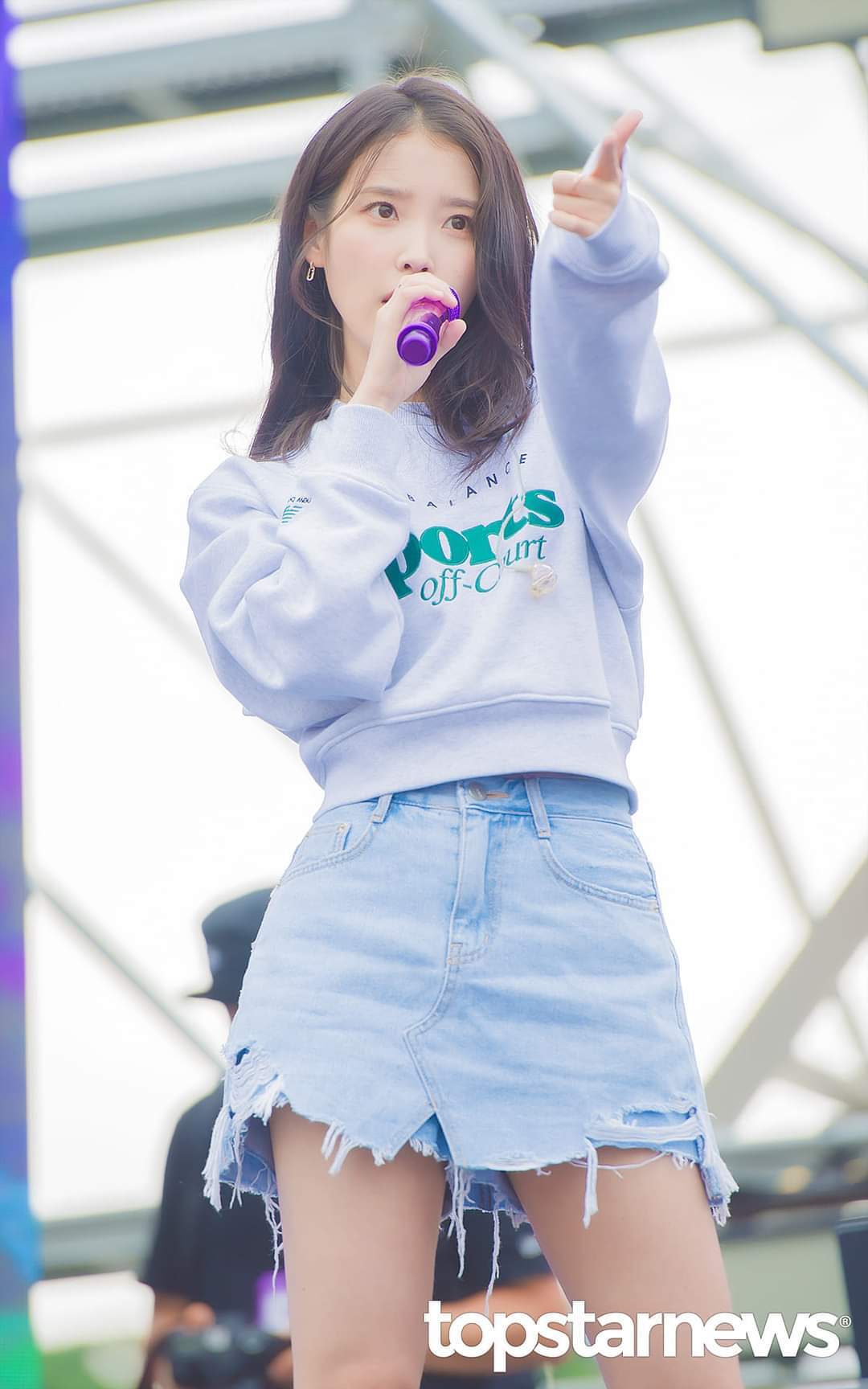 오랜만에 보라색 마이크들고 행사뛴 오늘자 아이유 .jpg | 인스티즈