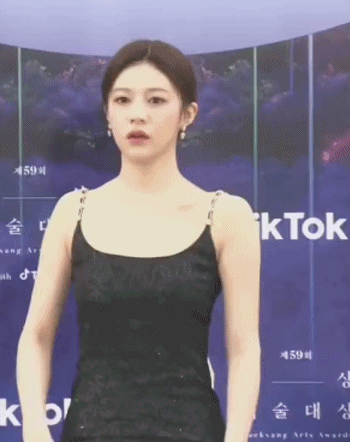 누가봐도 긴장해서 굳어버린 배우 고윤정 ㅋㅋㅋㅋ.jpgif | 인스티즈